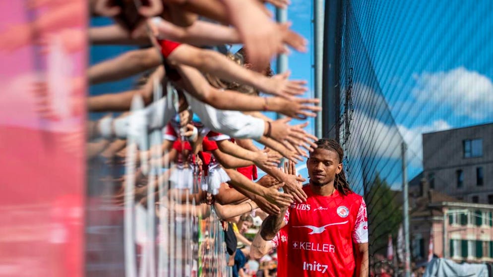Stéphane Cueni bedankt sich bei den Fans des FC Winterthur für die Unterstützung