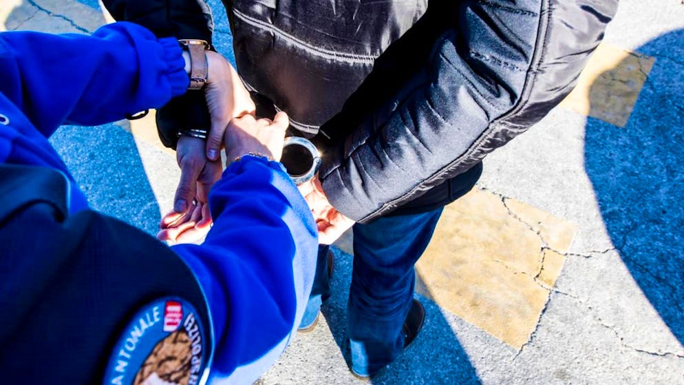 Die Walliser Kantonspolizei hat nach einem Einbruch in ein Waffengeschäft in Sitten zwei junge Männer festgenommen. (Symbolbild)