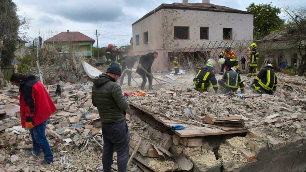 dpatopbilder - Rescue workers search for victims in the rubble of a destroyed house in Lviv. Photo: Mykola Tys/AP/dpa