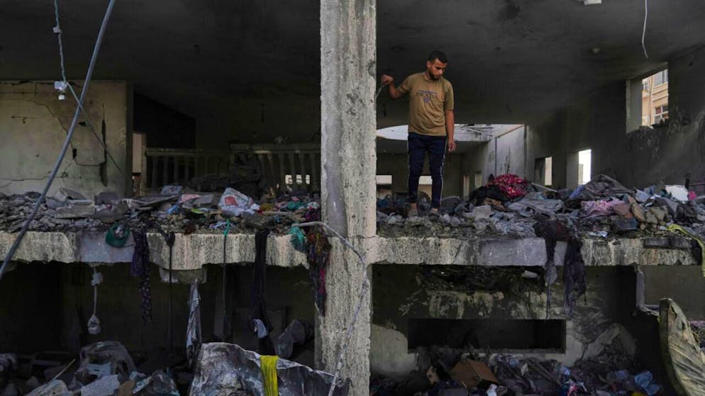ARCHIV - Palästinenser inspizieren die Trümmer des durch israelische Luftangriffe zerstörten Hauses der Familie Al-Aimawi in Al-Zawaideh, Gazastreifen. Foto: Abdel Kareem Hana/AP/dpa