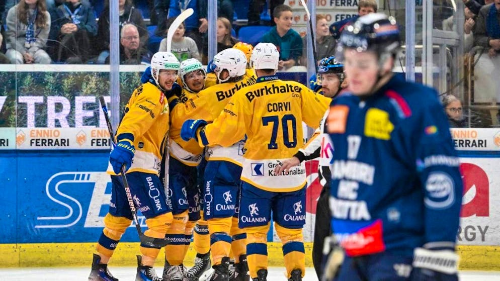 Significant: Davos celebrates the 4:4 equalizer by Stransky, while Ambri (with Miles Müller in the foreground) no longer understands the world