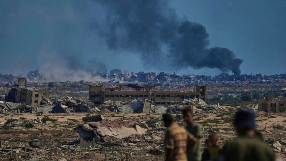 Smoke rises in the sky after an Israeli military strike in Gaza, seen from the central Gaza Strip. Photo: Abdel Kareem Hana/AP/dpa