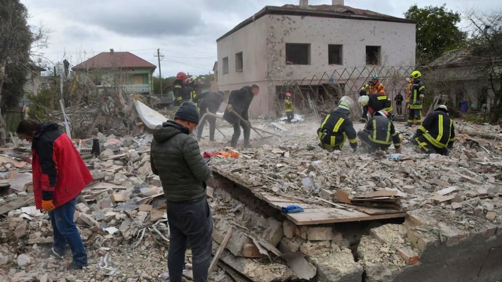 dpatopbilder - Rettungskräfte suchen in den Trümmern eines zerstörten Hauses in Lwiw nach Opfern. Foto: Mykola Tys/AP/dpa