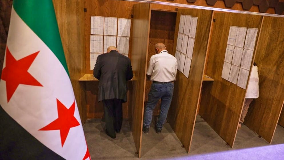 dpatopbilder - Mitglieder der Wahlkommission in einem Wahllokal in Aleppo. Foto: Omar Albam/AP/dpa