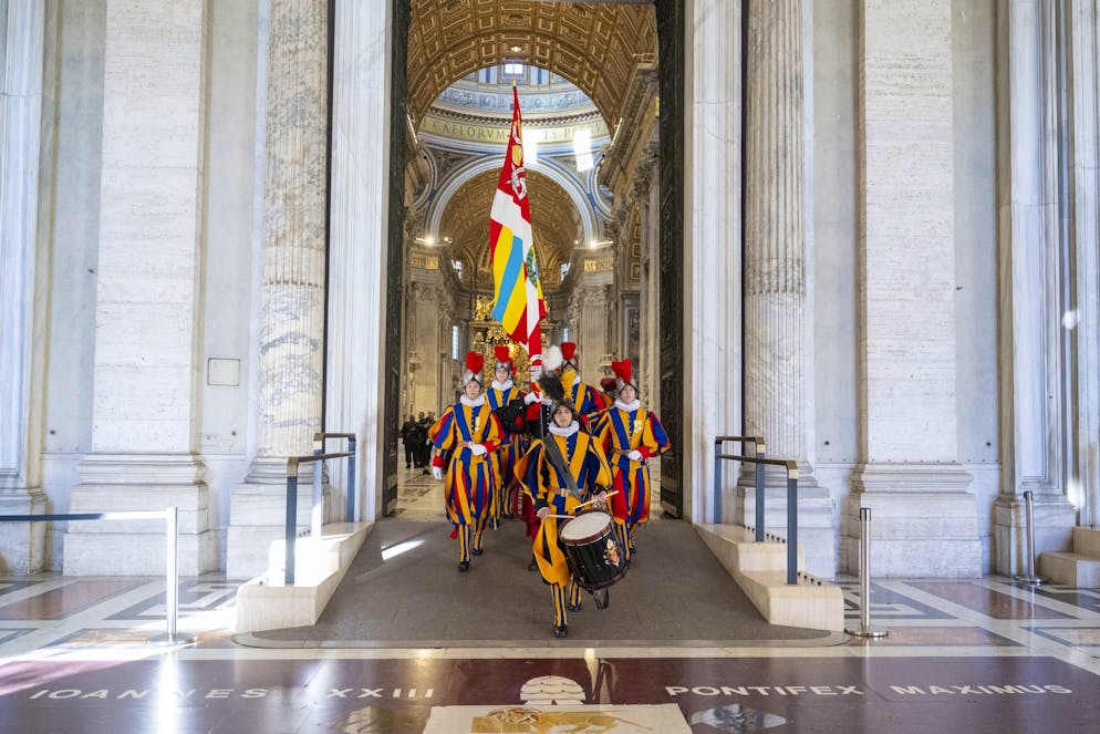 La Garde suisse quitte la basilique Saint-Pierre après la messe solennelle au Vatican, à l'occasion de la cérémonie de prestation de serment des nouveaux gardes suisses, le samedi 4 octobre 2025 au Vatican à Rome.