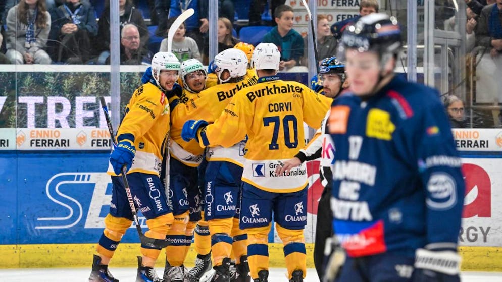 Bezeichnend: Davos feiert den 4:4-Ausgleich durch Stransky, derweil Ambri (mit Miles Müller im Vordergrund) die Welt nicht mehr versteht