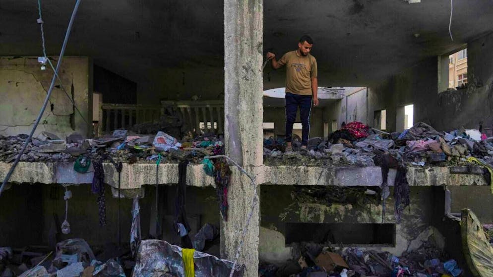 ARCHIVE - Palestinians inspect the rubble of the Al-Aimawi family home destroyed by Israeli airstrikes in Al-Zawaideh, Gaza Strip. Photo: Abdel Kareem Hana/AP/dpa