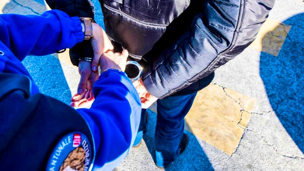 The Valais cantonal police have arrested two young men after a break-in at a gun store in Sion. (symbolic image)