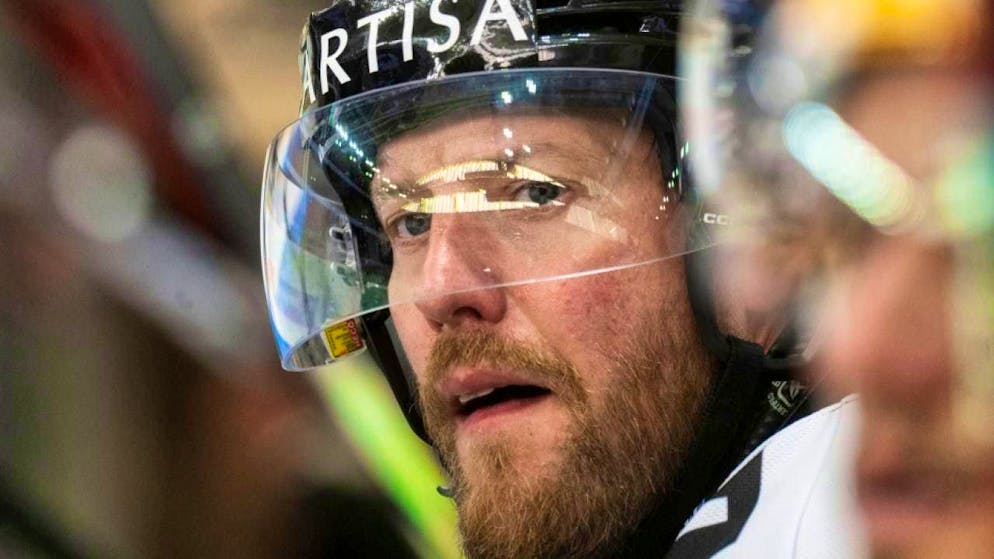 Linus Omark equalizes from 2:4 to 4:4 in the final 105 seconds for Lugano against Kloten