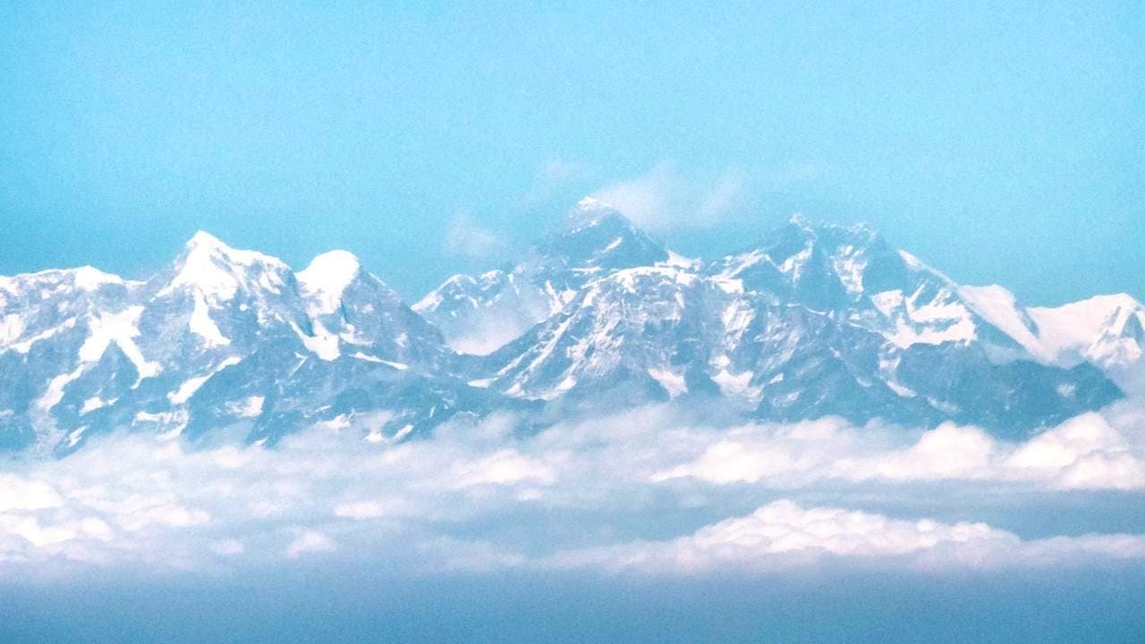 China. Berichte: Fast 1.000 Menschen sitzen am Mount Everest fest