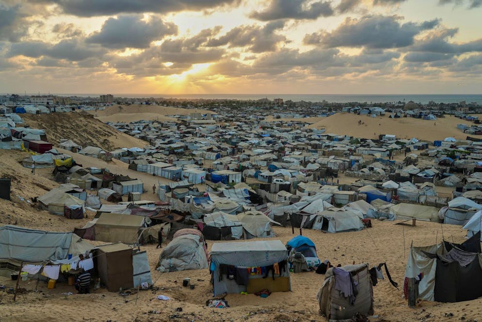 Un campo tendato per palestinesi sfollati si estende lungo Muwasi, un'area che Israele ha designato come zona sicura, a Khan Younis,nella Striscia di Gaza meridionale.