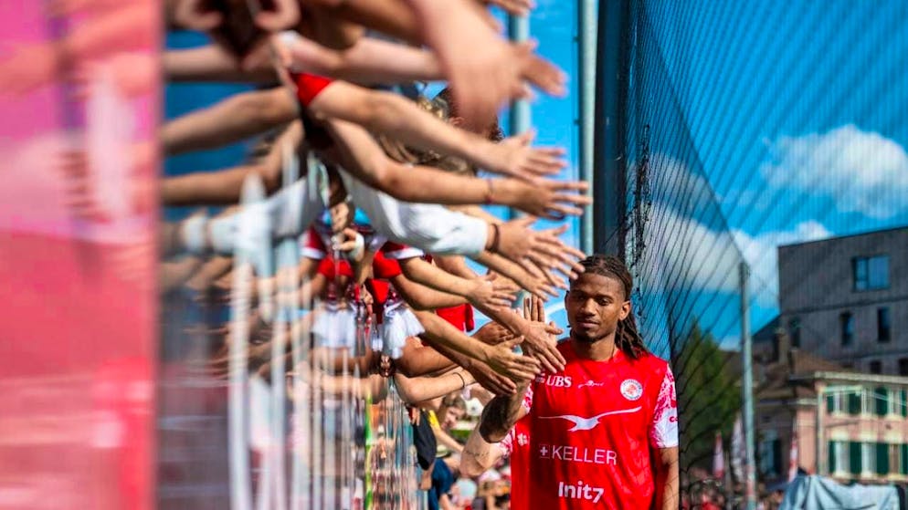 Stéphane Cueni thanks the FC Winterthur fans for their support
