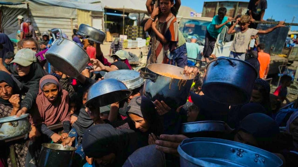dpatopbilder - Palestinians at a food bank in Chan Junis. Photo: Jehad Alshrafi/AP/dpa