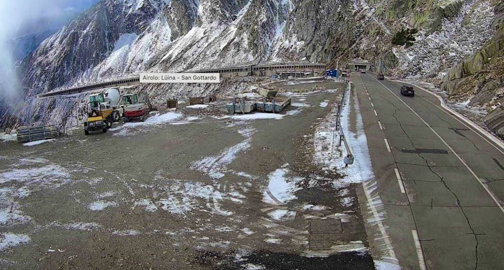 There is also snow in Airolo on Monday morning.