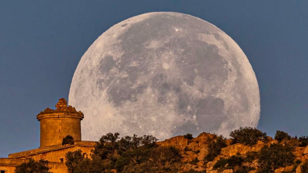 La Superluna del Raccolto del 30 settembre 2023 fotografata sull'isola di Maiorca, in Spagna. (foto d'archivio)