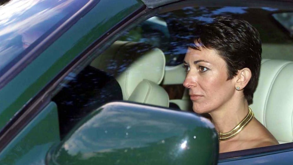 ARCHIV - Ghislaine Maxwell verlässt gemeinsam mit Prinz Andrew, Herzog von York, in einem Auto eine Hochzeit. Foto: Chris Ison/PA Wire/dpa