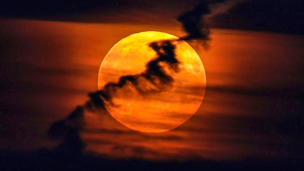 The biggest supermoon of the year can be seen on November 5 (archive image)