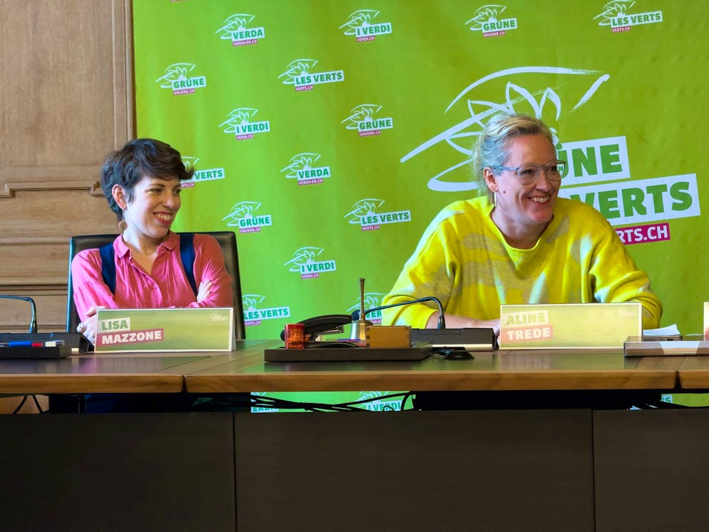 Parteipräsidentin Lisa Mazzone und Fraktionschefin Aline Trede an der Pressekonferenz.