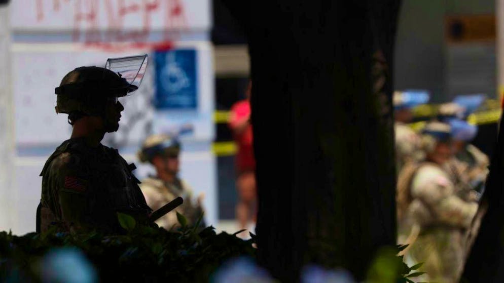 ARCHIVE - National Guard officers stand near the Metropolitan Detention Center in Los Angeles to monitor protests. Photo: Etienne Laurent/AP/dpa/Archive