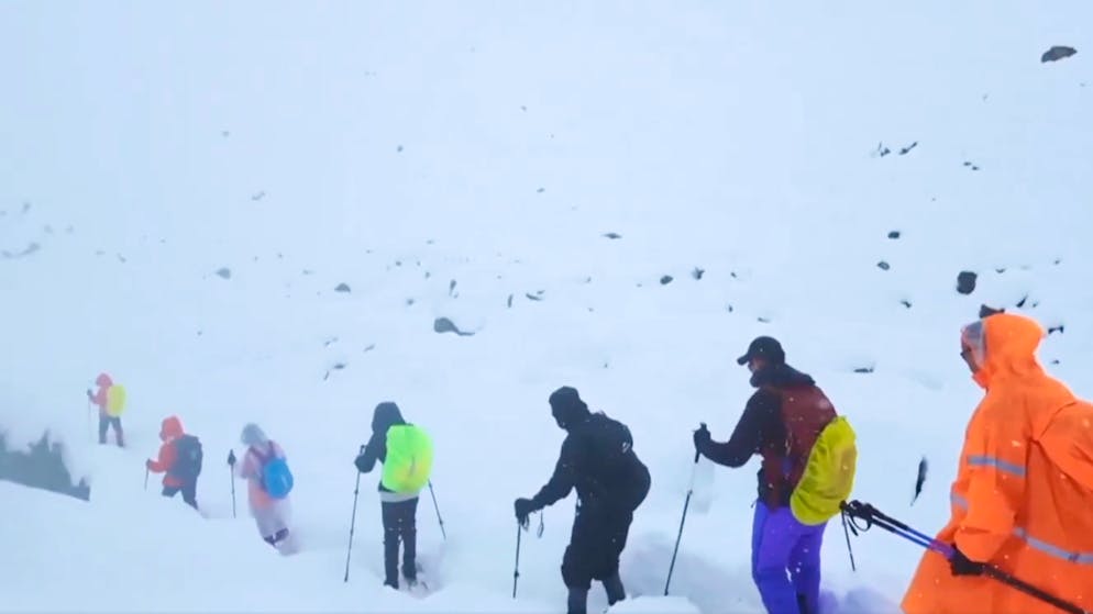 Massiver Schneesturm. Mindestens 350 Touristen von Mount Everest gerettet
