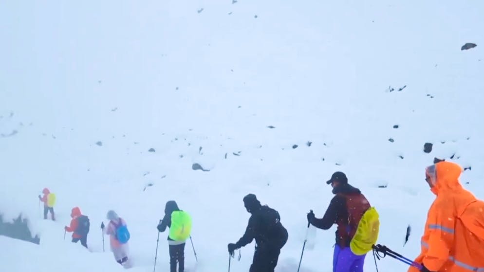 Plötzlicher Schneesturm. Erster Toter nach Schnee-Drama am Mount Everest – Hunderte noch eingeschlossen