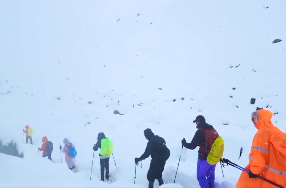 Ob noch weitere Touristen auf der Nordwand festsitzen, ist unklar. 