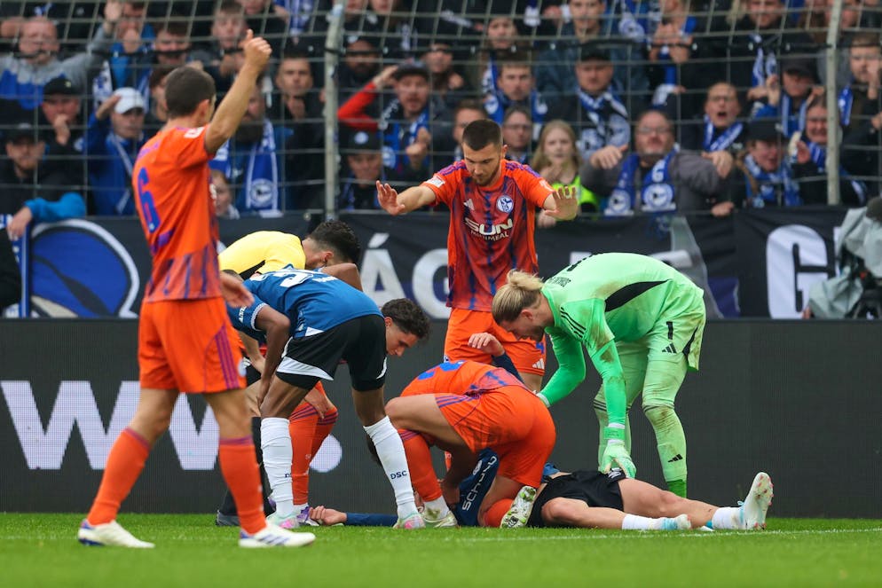 Ex-FCZler Nikola Katic zieht bewusstlosem die Zunge aus dem Hals.