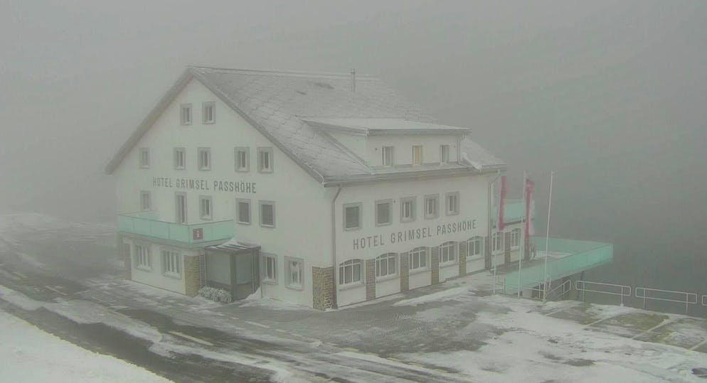 La situazione sul Passo del Grimsel è nebbiosa e coperta di neve lunedì mattina.