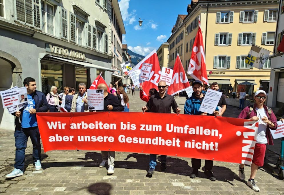 Bereits im Juli protestierten Angestellte zusammen mit der Gewerkschaft Unia in St. Moritz gegen die Arbeitsbedingungen der Bündner Gastrokette.