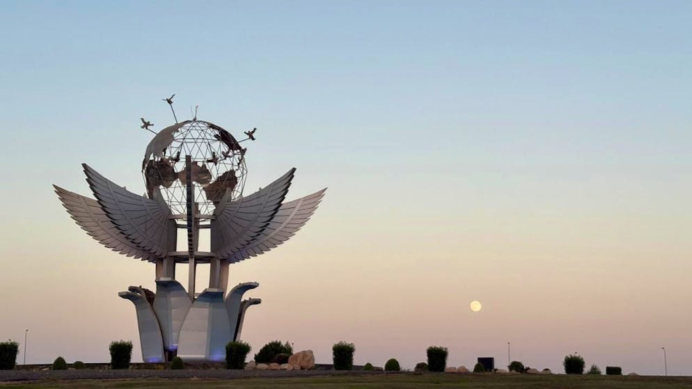 Le soleil se couche sur le square de la paix de Sharm el-Sheikh en Egypte où délégations israélienne et du Hamas prennent part à des pourparlers indirects sur la situation à Gaza.