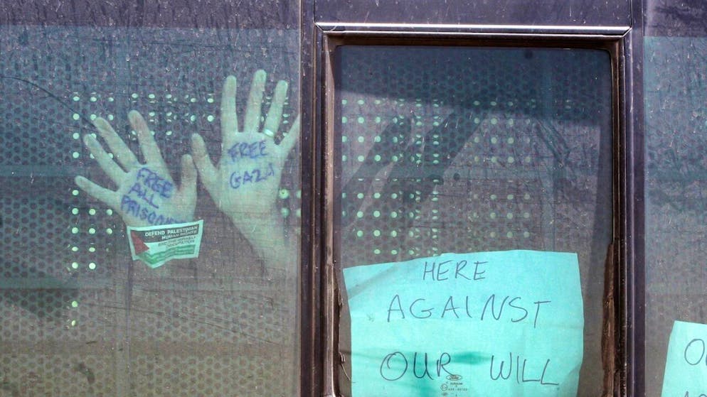 Un pullman con attivisti della Global Sumud Flotilla all'uscita dalla prigione di Beersheba, (foto del 2 ottobre 2025)