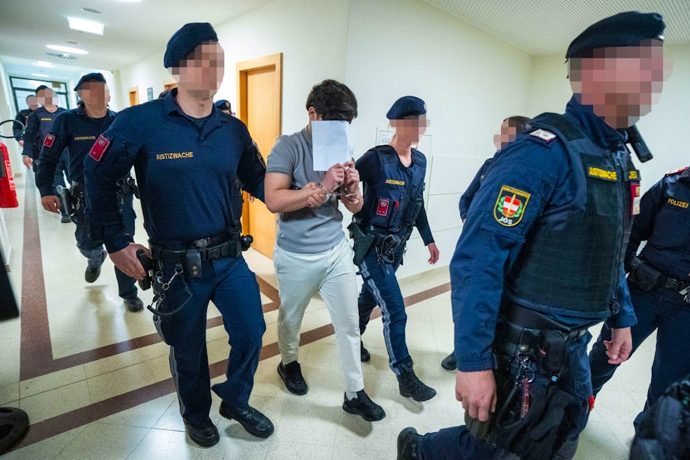 Eine Jugendgruppe hat eine Lehrerin vergewaltigt haben – nun standen die jungen Männer vor Gericht.