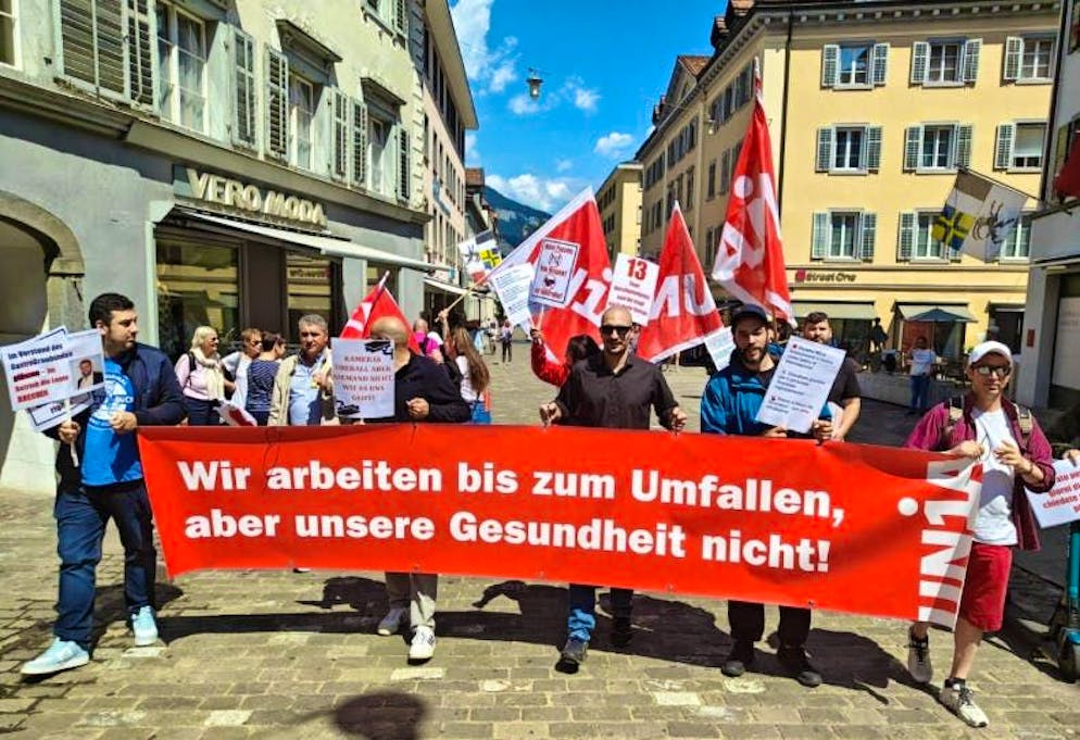 Back in July, employees joined forces with the Unia trade union in St. Moritz to protest against the working conditions at the Grisons restaurant chain.