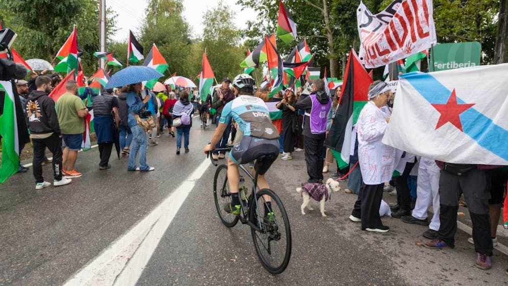 Anhaltende Proteste, im Bild jene an der Vuelta, zwingen das Team Israel-Premier Tech zu einem Namenswechsel