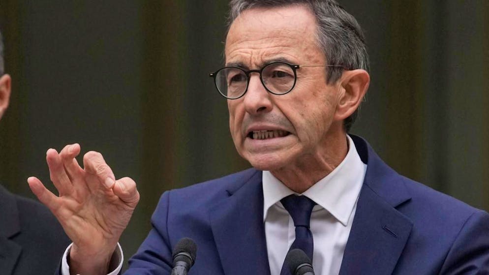 ARCHIV - Bruno Retailleau, neuer Innenminister von Frankreich, gestikuliert während seiner Rede bei der Übergabezeremonie im Ministerium. Frankreichs künftige Mitte-Rechts-Regierung steuert bereits Stunden nach Verteilung der Schlüsselressorts auf eine interne Krise zu. Foto: Christophe Ena/AP/dpa