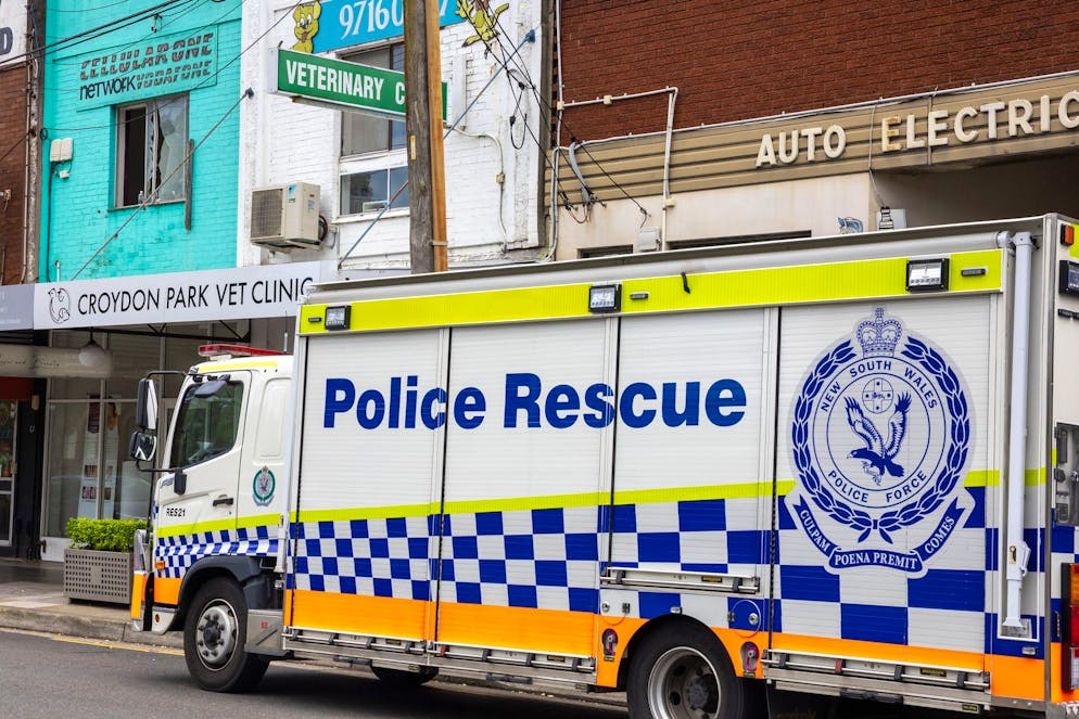 La police arrive sur les lieux d'une fusillade à Croydon Park, à Sydney, en Australie, le 6 octobre 2025.