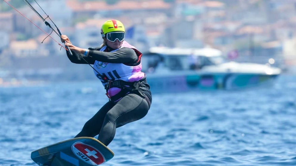 Elena Lengwiler fliegt übers Wasser (Archivaufnahme)