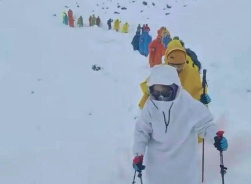 On ne sait pas encore tout de la situation: peut-être que des gens sont coincés et peut-être que certains redescendent.