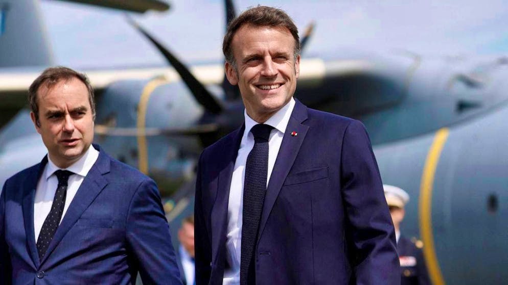 ARCHIVE - French Defense Minister Sebastien Lecornu (l) receives President Emmanuel Macron at the 55th Paris International Air Show at Le Bourget airport near Paris. Photo: Benoit Tessier/Reuters Pool/dpa