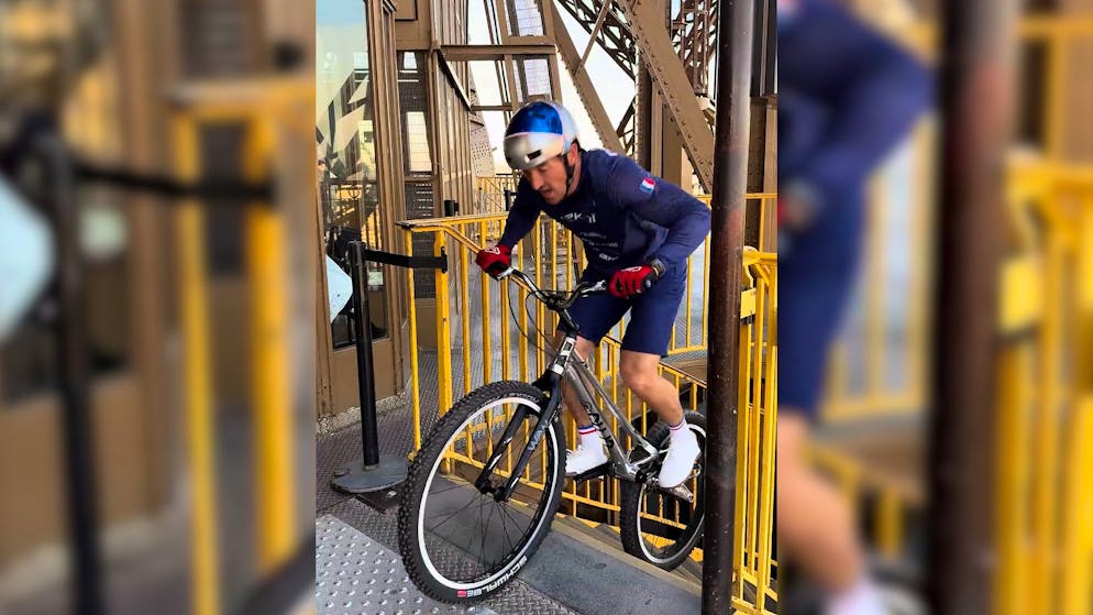 Verrückter Weltrekord. Extremsportler hüpft mit seinem Velo den Eiffelturm hoch