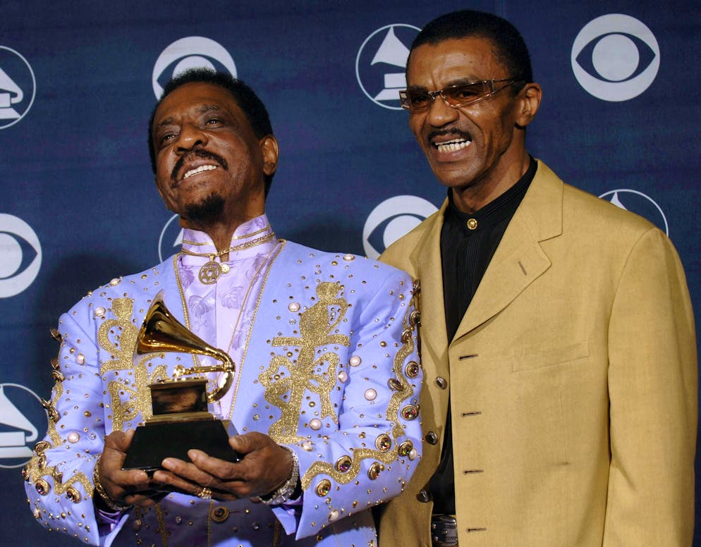 Il vincitore del premio Ike Turner (a sinistra, USA/musicista) con il trofeo e il figlio Ike Turner Jr. (USA) alla 49ª edizione dei Grammy Awards a Los Angeles.