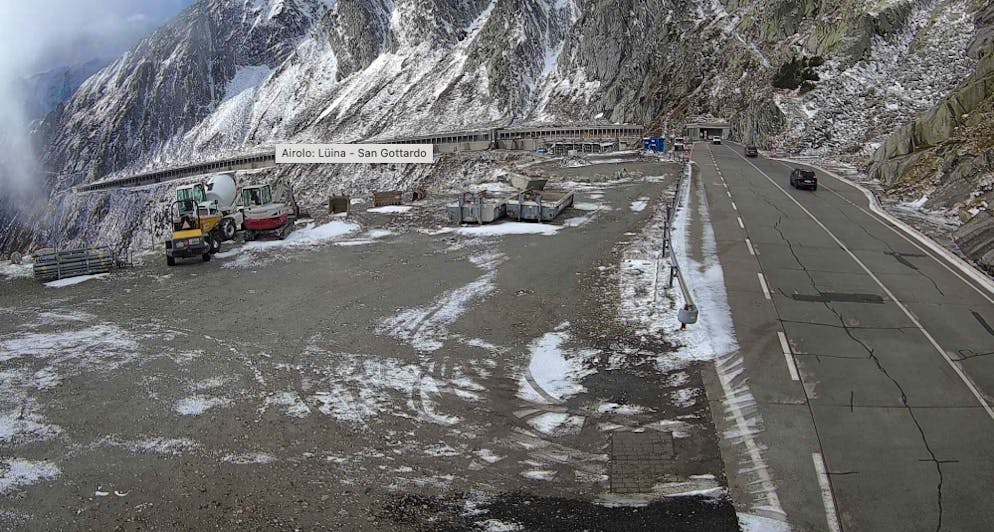 In Airolo liegt am Montagmorgen ebenfalls Schnee. 