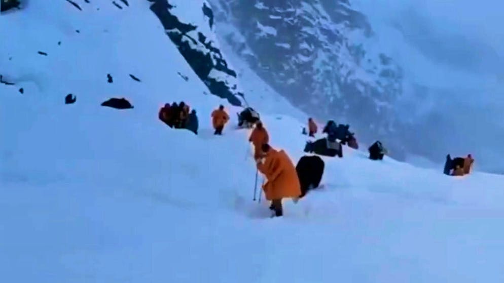 Tempesta di neve sull'Himalaya. Escursionisti cercano di salvarsi scavando nella neve con delle pentole dopo il dramma dell'Everest