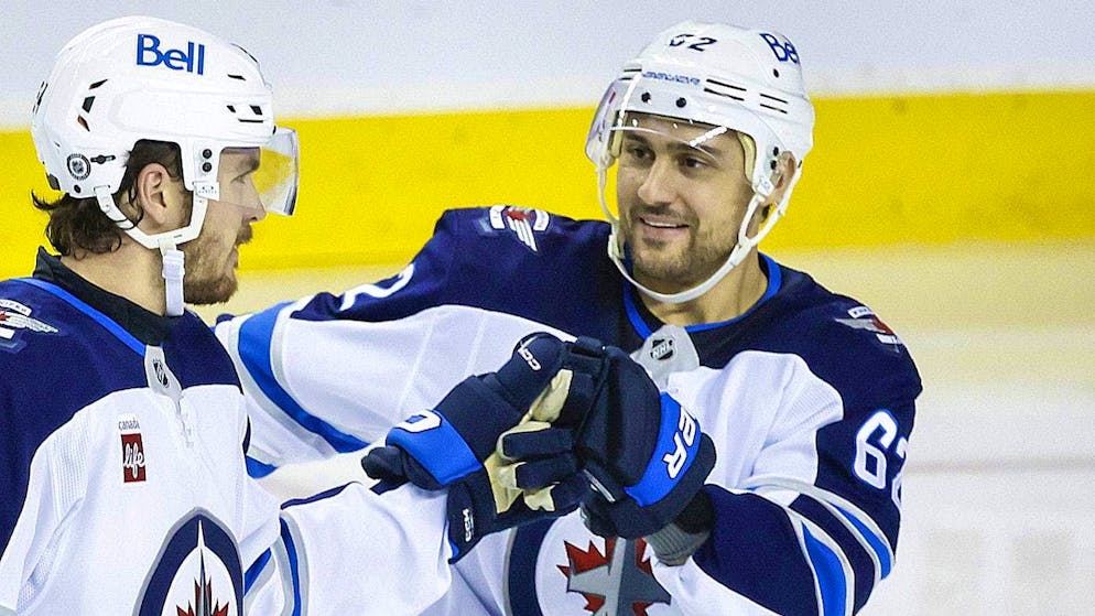 Nino Niederreiter (right) is aiming for the 1,000 NHL games mark in the regular season this season.