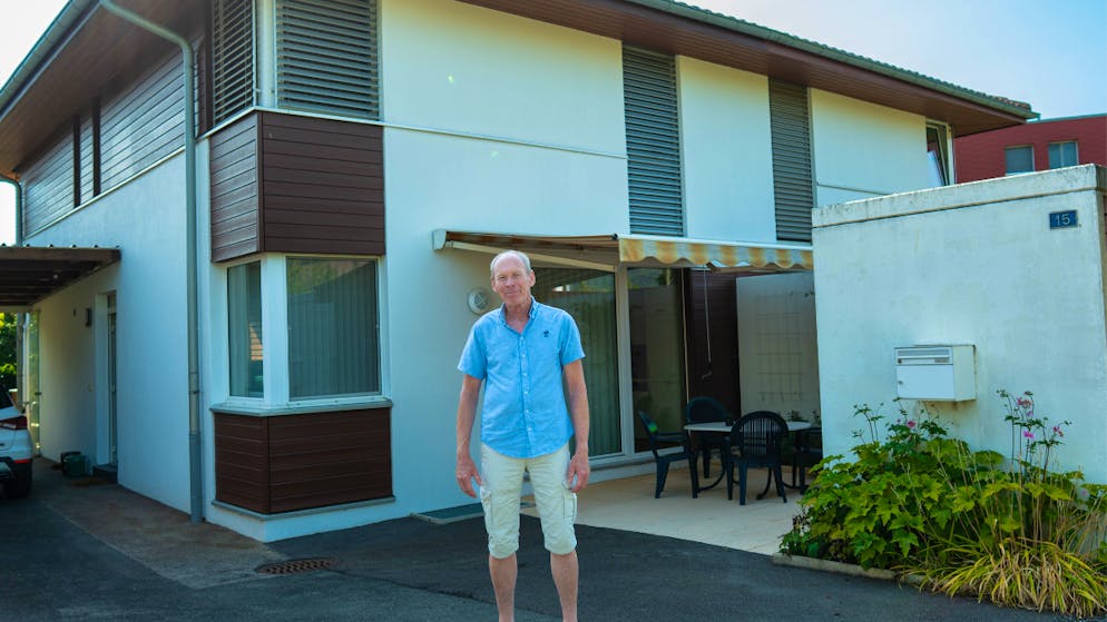 Dank einer Impulsberatung zum optimalen Heizungssystem. Christian Trachsel, Eigentümer eines 2003 erbauten Reihenhauses in Marin, vor seinem Domizil am Neuenburgersee.