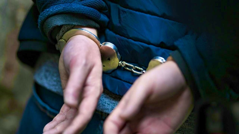 A 19-year-old Swede was extradited from Zurich to Sweden on October 1. The man is alleged to be a member of a criminal gang and to have planned a murder from Switzerland. (symbolic image)