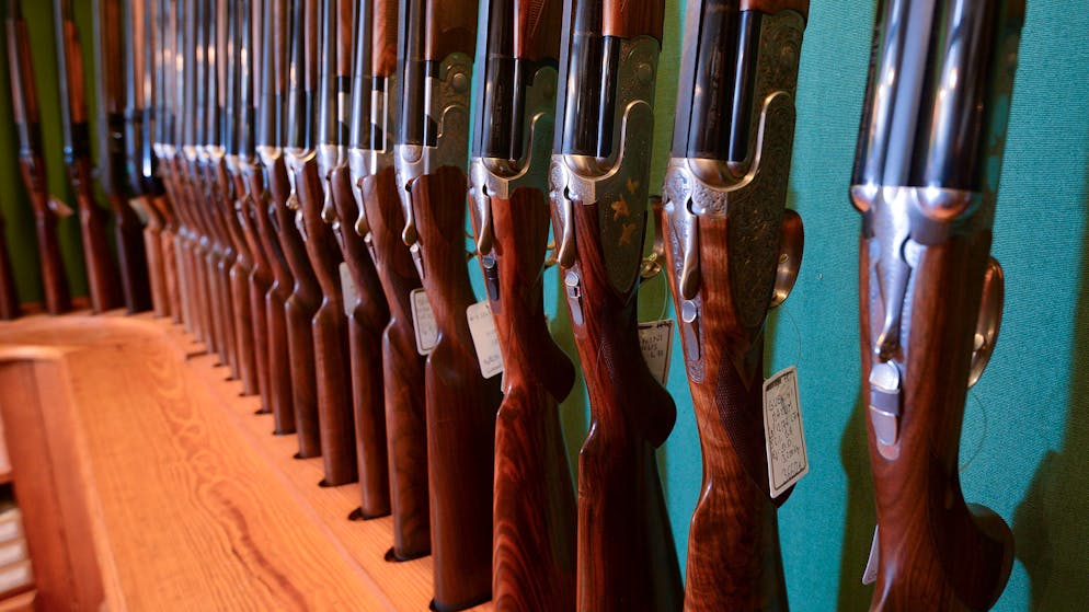 In Ennenda GL hat ein Mann mit einer Schrotflinte auf ein Auto geschossen. (Symbolbild)