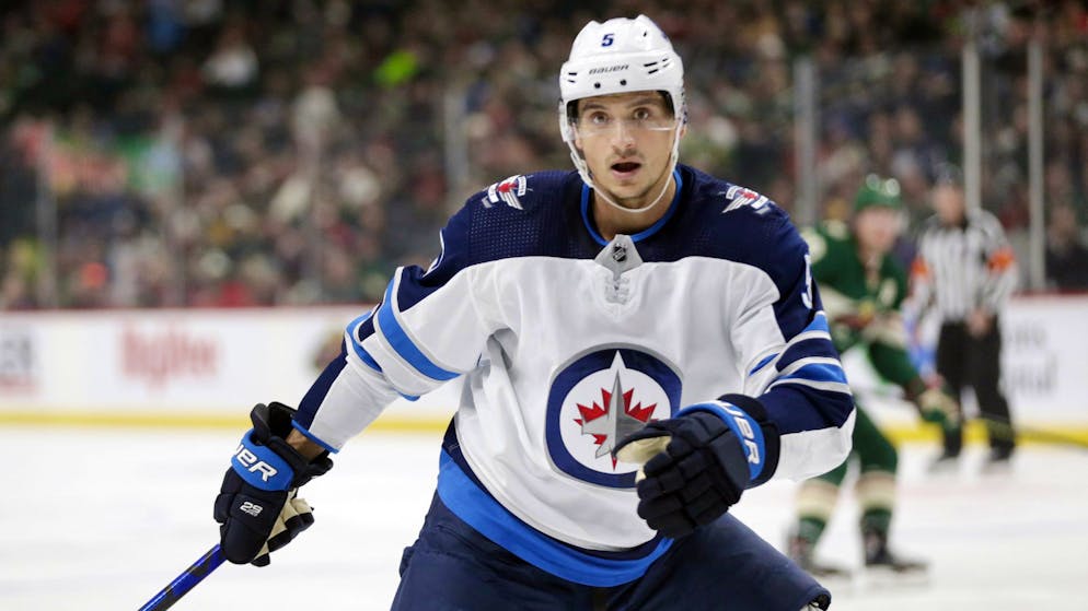 Luca Sbisa sous le maillot des Jets de Winnipeg en 2019.
