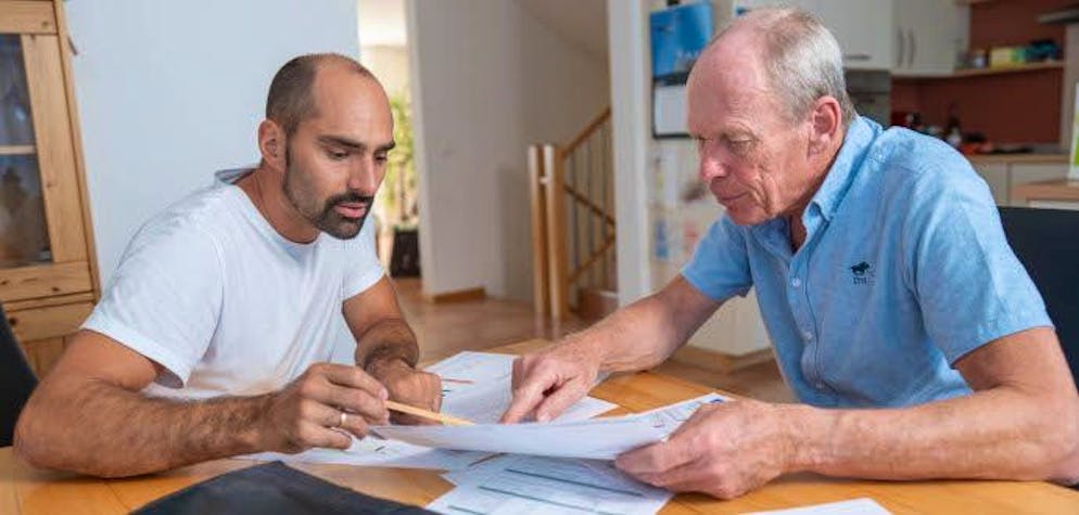 Grâce à un conseil incitatif au système de chauffage optimal. Lors du conseil incitatif, un expert externe aide le client à comparer différentes solutions de chauffage et à choisir l’option la plus adaptée.