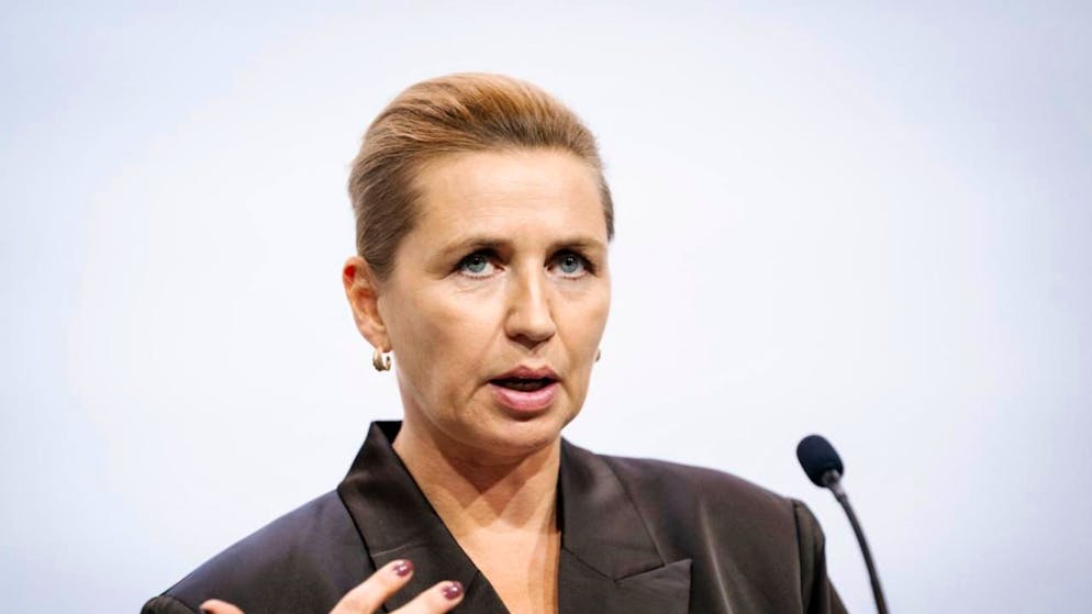 "I cellulari e i social network rubano l'infanzia ai nostri figli", ha motivato la premier Mette Frederiksen.